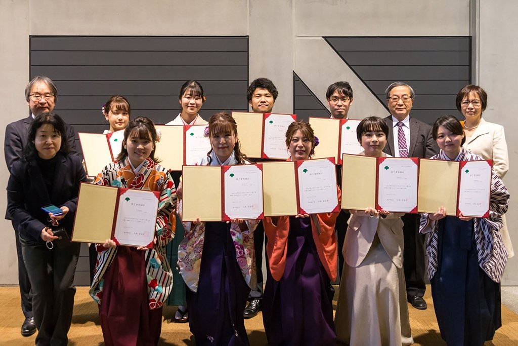 桜美林大学は環境教育に取り組んでおり、リベラルアーツ学群（環境学専攻プログラム）は、東京都による自然環境保全のための人材育成・認証制度「ECO-TOPプログラム」の認定を受けている。藤倉教授らの指導のもと、2020年度には11人がプログラムを修了した
