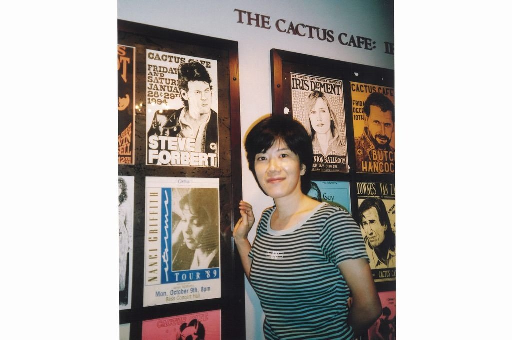 テキサス大学オースティン校の学生会館にあるシンガーソングライターの殿堂、Cactus Cafeで（2006年）。授業や論文執筆の合間に多くの時間を過ごした、キャンパスで最も思い出深い場所