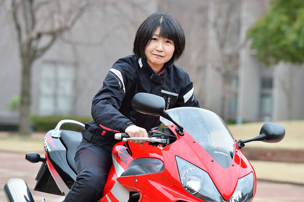 AI研究と赤いバイクと大谷紀子。