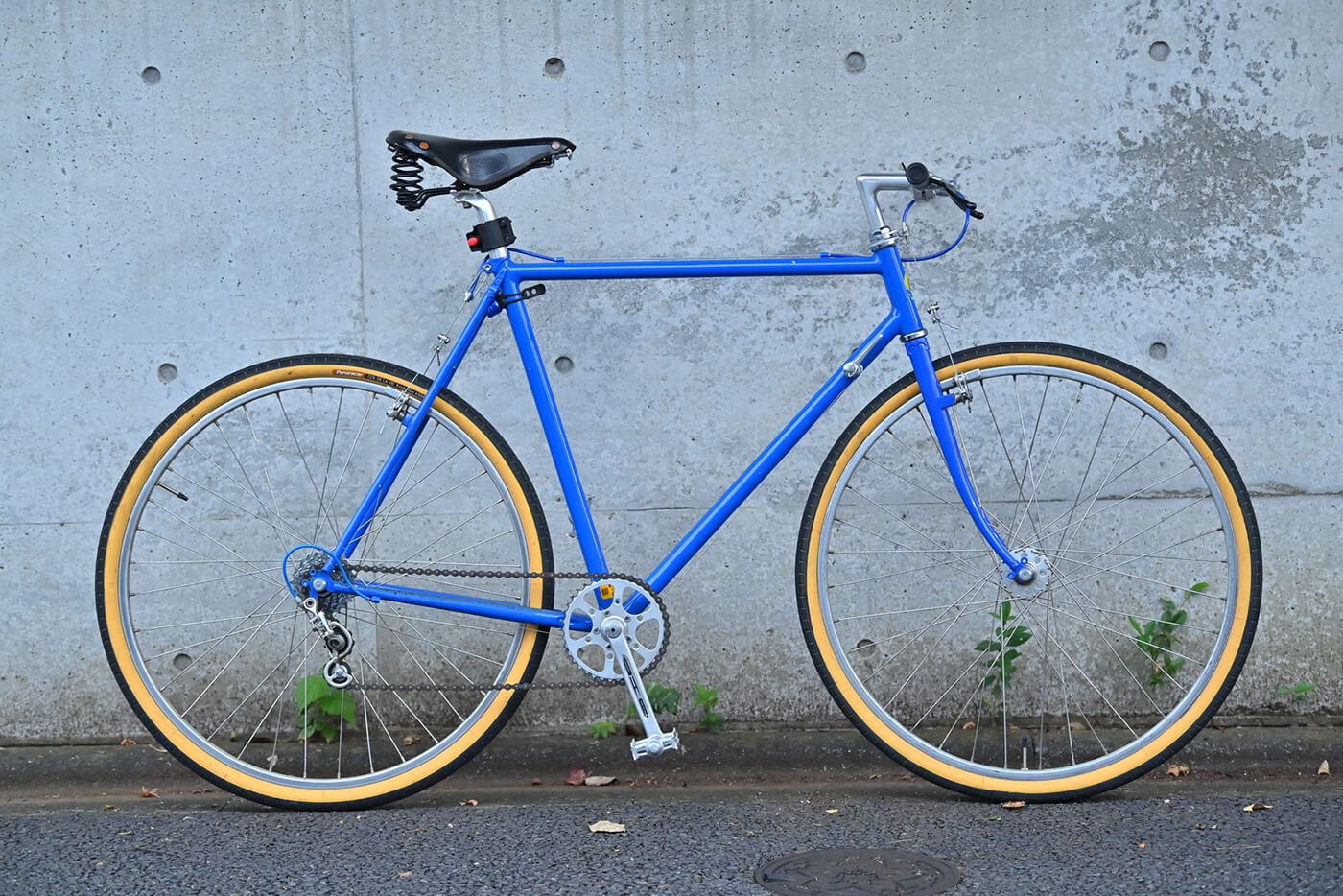 青に塗られた「ランドナ―」(ツーリング用自転車)