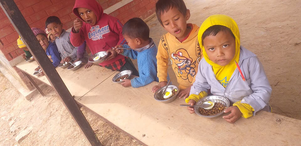 ネパールの給食風景
