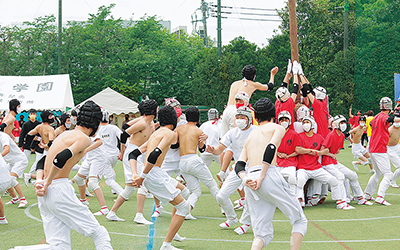 今年の5月に行われた運動会の「棒倒し」の様子。