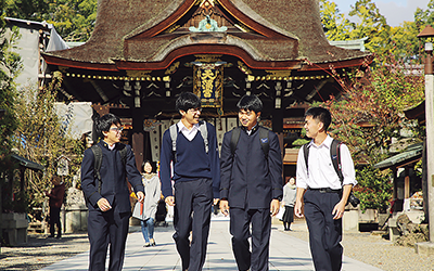 国際学級を設置している本校が考えるグローバル人材とは、「日本の文化に対する深い理解を前提として、コミュニケーション能力・異文化理解の精神を身につけ活躍できる人材」です。修学旅行では日本の歴史・文化・伝統を探究します。