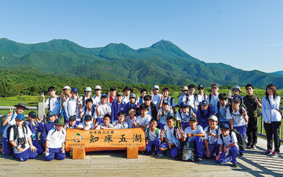 2021年より、HOKKAIDOプロジェクトを開始。北海道の自然や歴史を学ぶ、探究型のプログラムを実施しています（写真は知床五湖研修）。