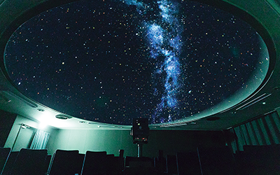 プラネタリウム。中学生の理科の授業で満天の星を鑑賞する。自然科学部も使用。
