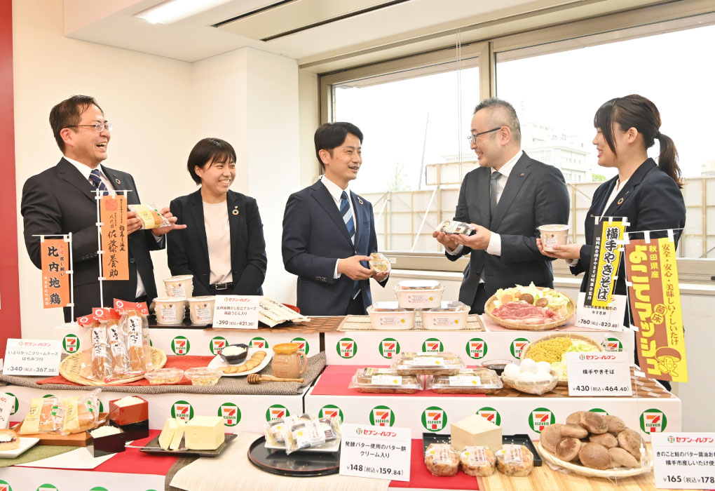 商品本部 地区MD統括部の東北地区シニアマーチャンダイザー・赤澤太一さん（中央）を中心に和気あいあいとしたチーム