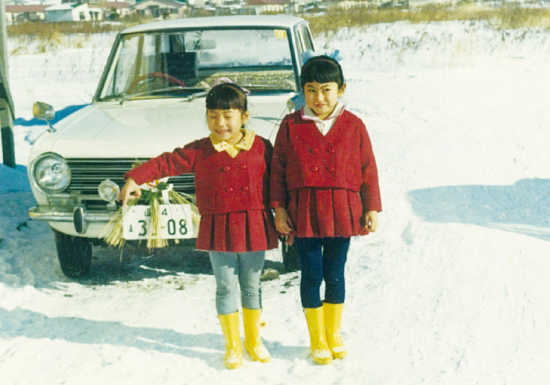 幼少期の姉妹。現在の函館本通店のあたりで撮影した写真。