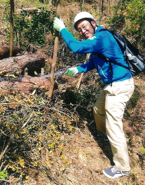 「広島セブンの森」で植樹、間伐、清掃活動に参加した際の一コマ
