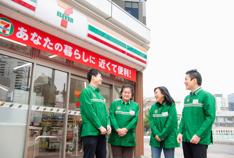 お店を支える従業員さんたち。右から杉本雄彦さん、武田由美子さんと鈴木節子さん、店長の中島望さん