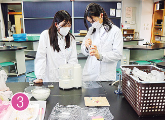 黒板のチョーク粉を集め、化学実験室で再生チョークを作るべく、試行錯誤