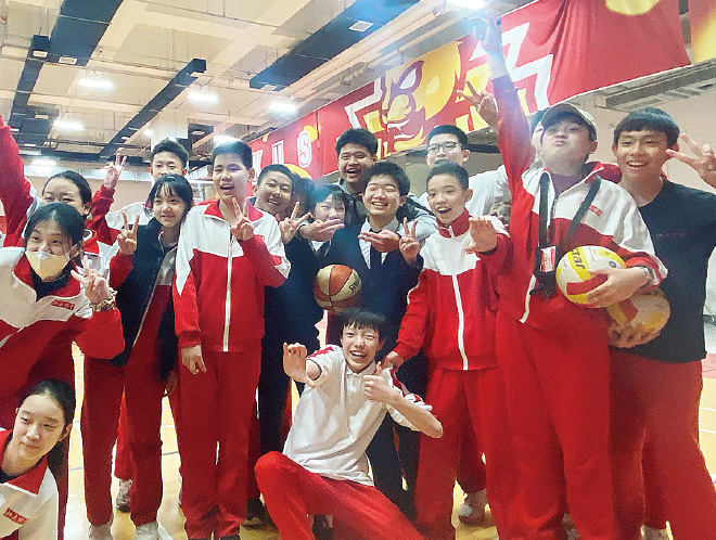 北京大学附属中学の生徒たちと体育の授業で交流