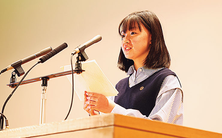 礼拝では生徒が日頃感じたり、考えたりしていることをまとめ、「感話」として述べる