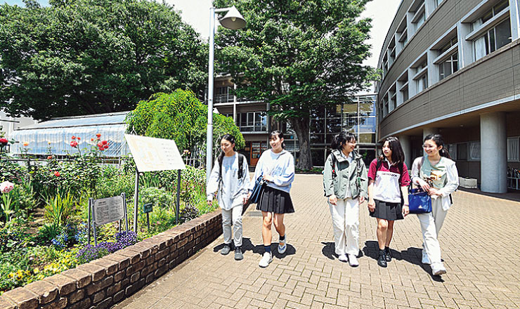 下校する生徒たち。自由服は同校創立からの伝統