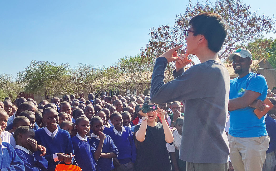 【タンザニアにて】セカンダリースクールの生徒約1400名の前で芸を披露。現地生徒達と交流しました