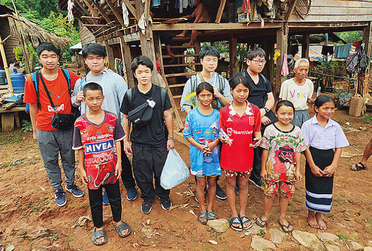 少数民族の村に衛生用品を寄付