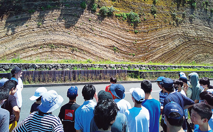 2年生のサマープログラムでは伊豆大島の三原山や大迫力の地層断面を体験