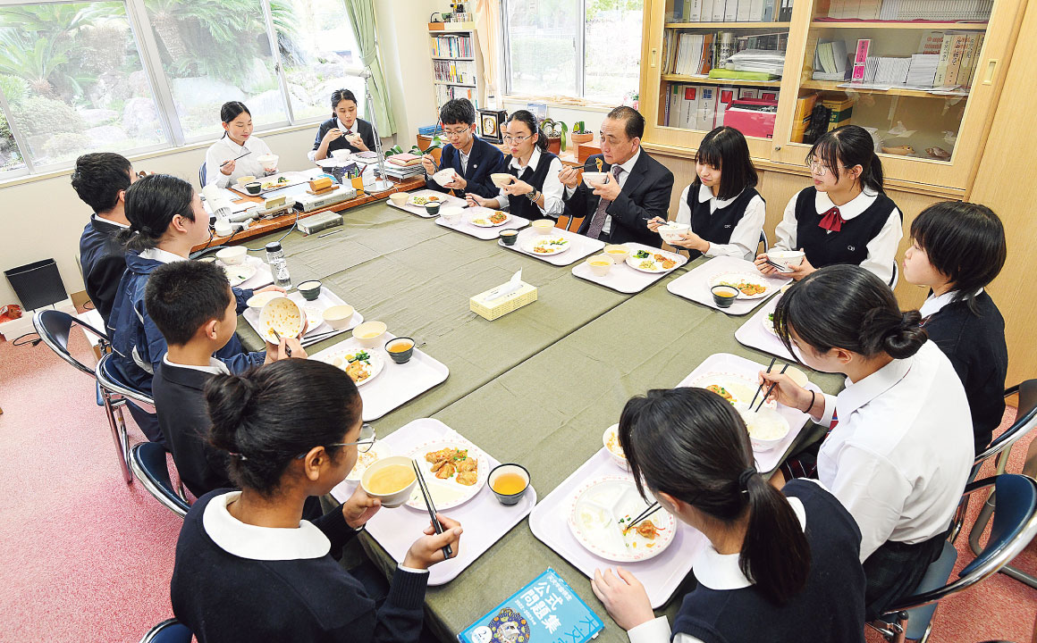 校長室で生徒たちが給食を食べるのが日常風景になっている