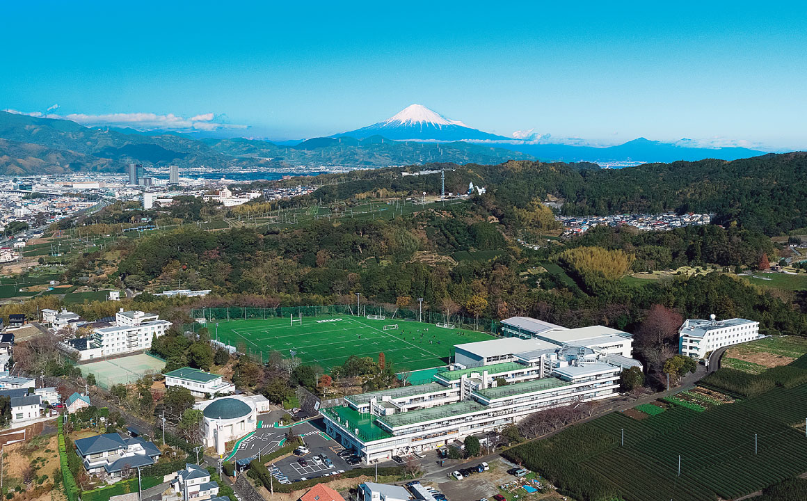 東京から新幹線で約１時間。富士山や駿河湾を望む小高い丘の上に建つ静岡聖光学院