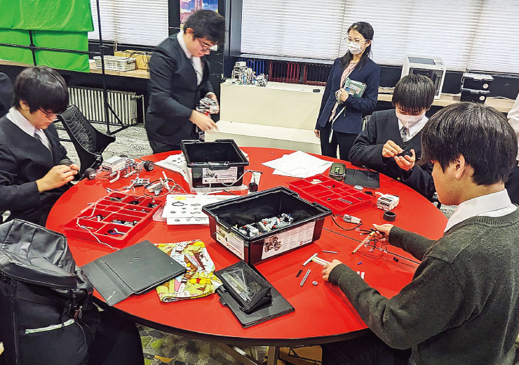 静岡大生の指導のもと行われる中２の工学ゼミ