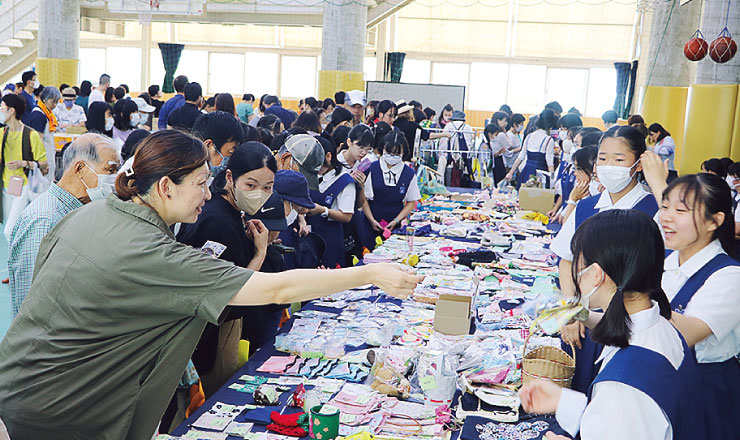 記念祭バザーでは遊戯店、模擬店、生徒作品販売などが催され、大勢の来場者でにぎわう