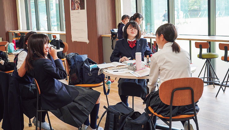 新2号館にある広いラウンジでは、生徒たちが共同で自習を行っている