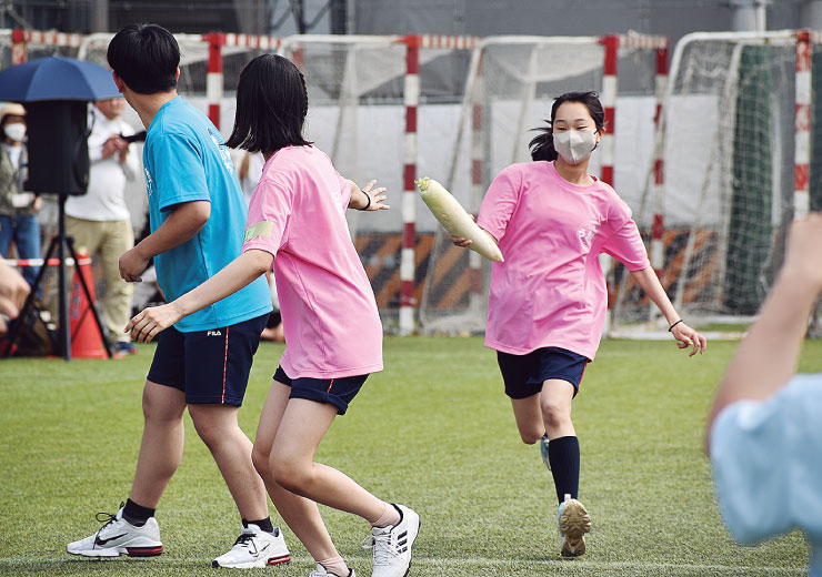 中等部のSAKURA Sports Festivalではクラス対抗の大根リレーで盛り上がる