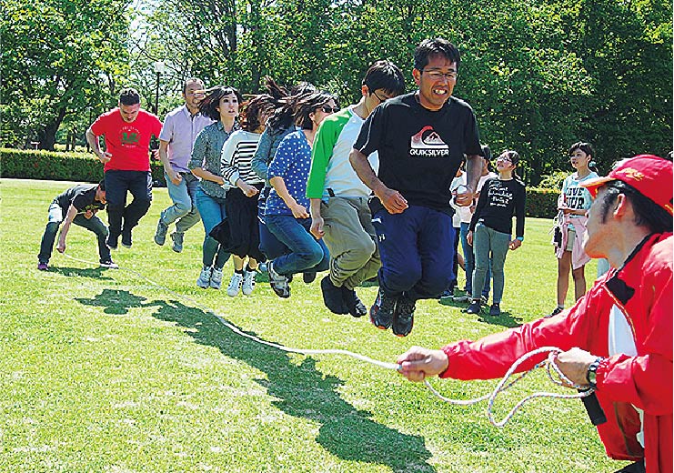 学年交流会で先生たちが生徒に対抗して大縄跳び