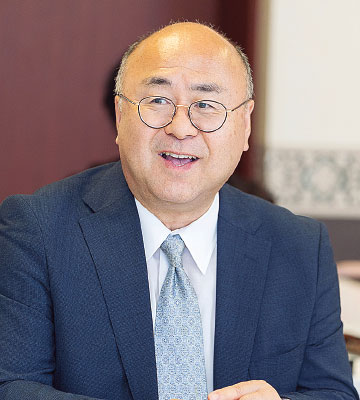 女子学院中学・高等学校 院長 鵜﨑 創