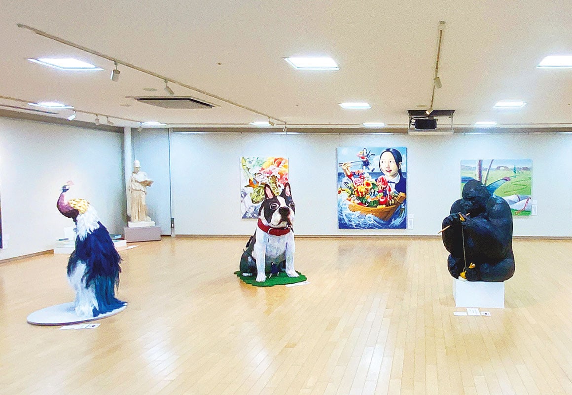 玄関の正面にあるエントランスギャラリーで生徒の作品を展示