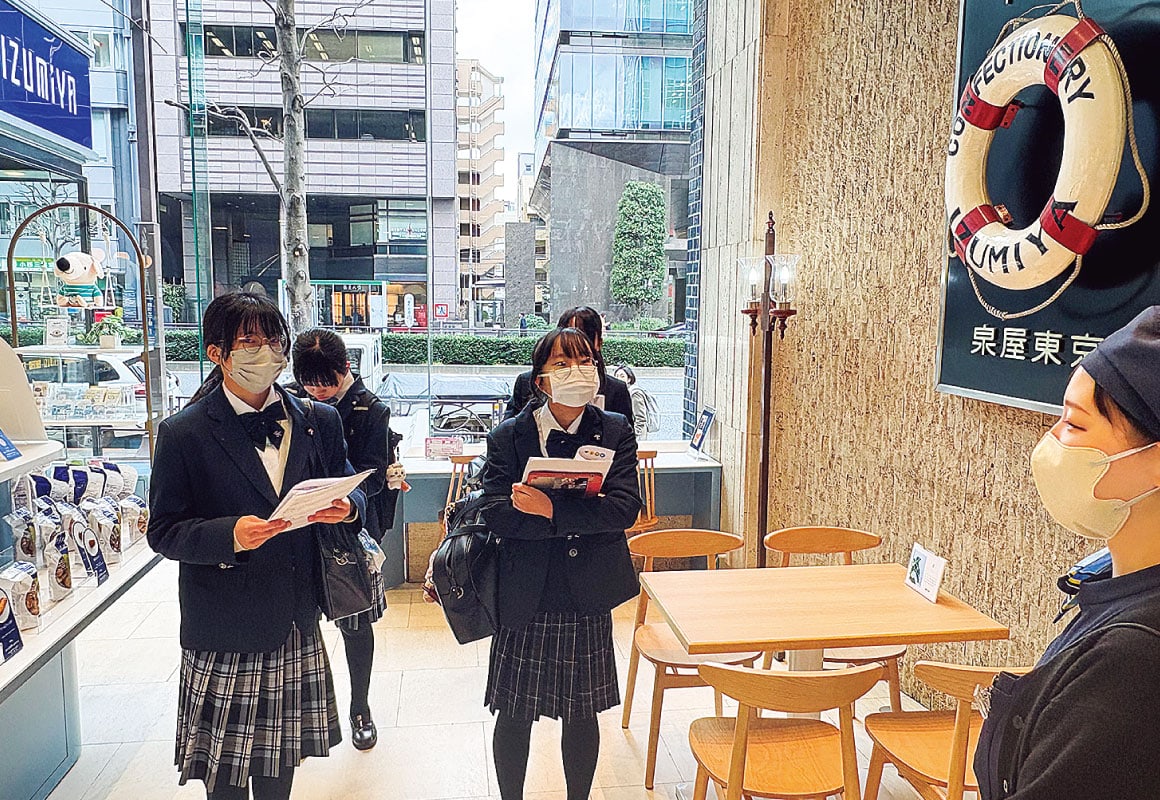 ポスタビで老舗菓子店を取材。インタビュアー、カメラマン、書記など、それぞれの役割に応じて取材を進める