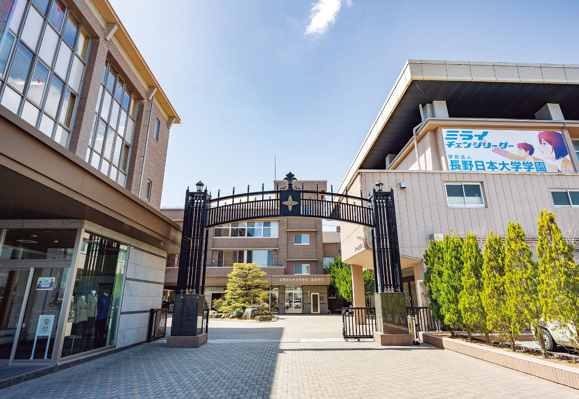 幼稚園・小学校・中学校・高等学校が近隣の敷地にあり、すべての教育課程で国際バカロレア（IB）を学ぶ