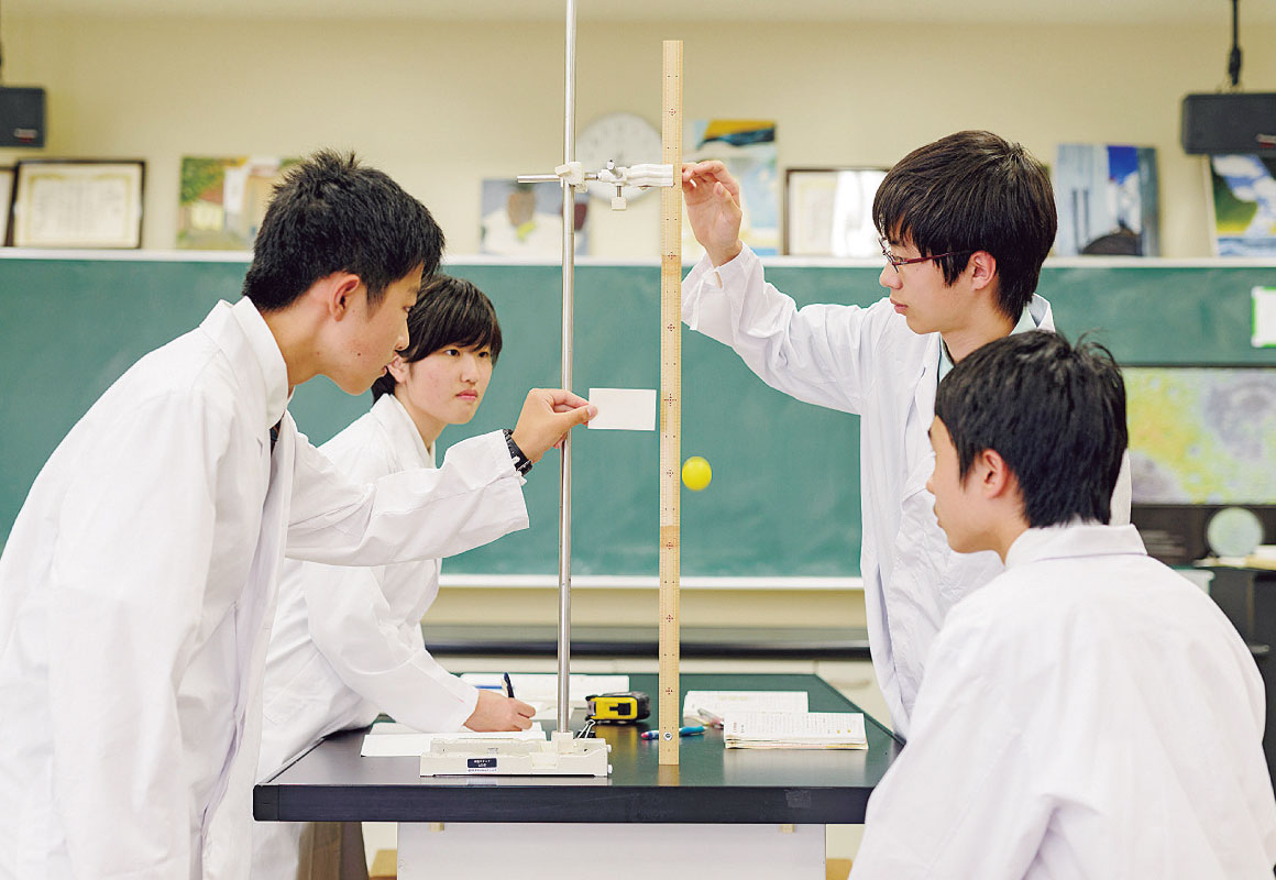 理科では、数多くの実験を通じて科学を論理的に考え、興味関心をさらに深める