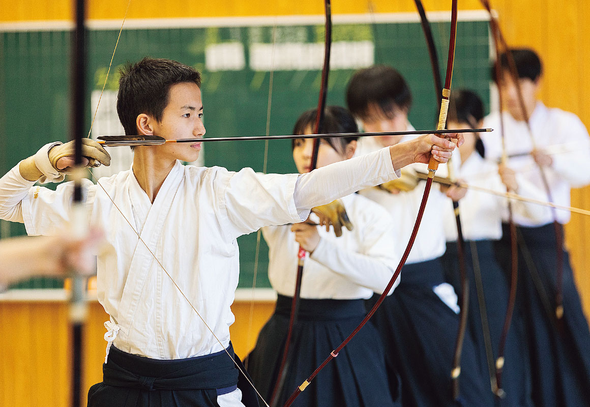 三田学園では文武両道を推奨し、約9割の生徒が部活動に加入。充実した施設で、強い身体と豊かな心を育む