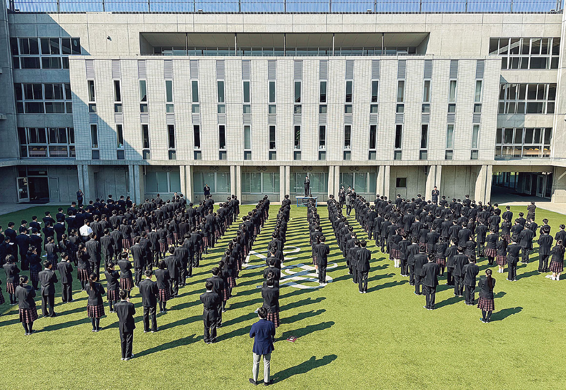 創立者、平岡宕峯が僧侶だったため、宗教文化に基づく「心の教育」を大切にしている。学年ごとに行われる「朝礼」では校長の講話がある