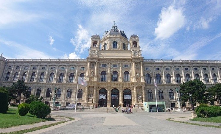 ハプスブルク家の所蔵品を展示したウィーン自然史博物館は、19歳まで入館無料で、子どもや若者の学びの場として最適だ