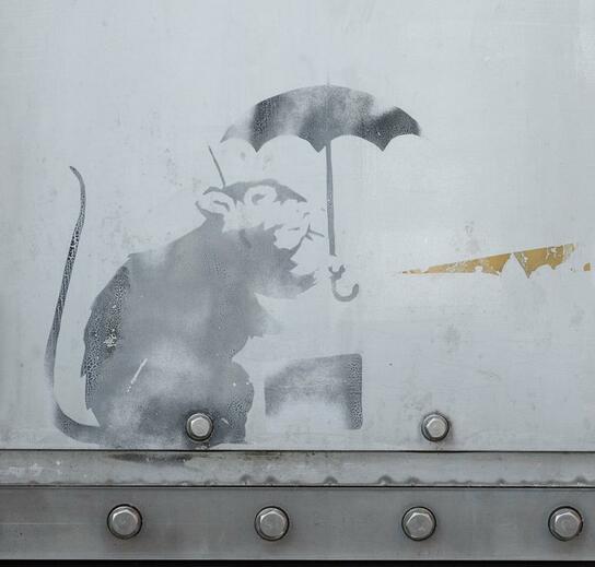 東京都港区の防潮扉に描かれたネズミの絵。専門家によると「国内で最もバンクシーの可能性が高い作品」という／東京都提供