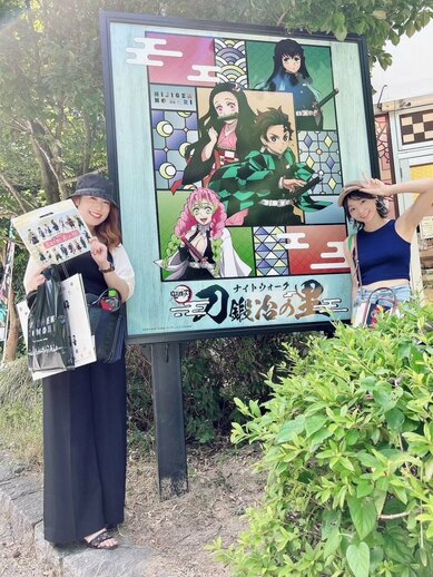 淡路島での推し活を楽しむ眞鍋かをりさん(右)。