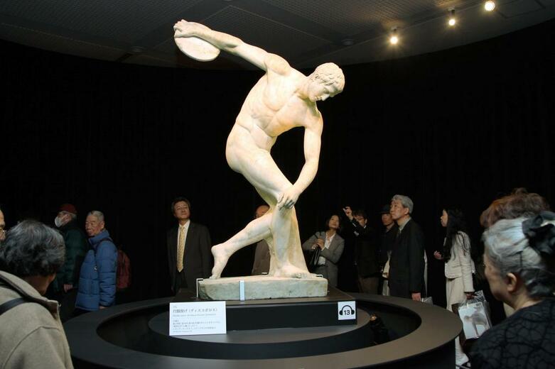 古代ギリシャの男性が円盤投げをする姿を表した大理石像（複製。大英博物館蔵）。真っ裸で競技していたことがわかる