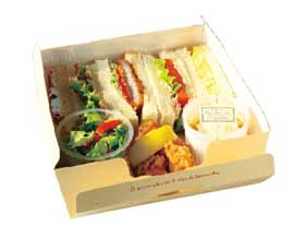 「スリーコンカフェ　つつじケ丘店」のサンドイッチは手作り。ビジネスランチや、自治会やPTAの集まり、ロケ弁などに利用されている。定番の「ランチBOX」８２０円（税込み）