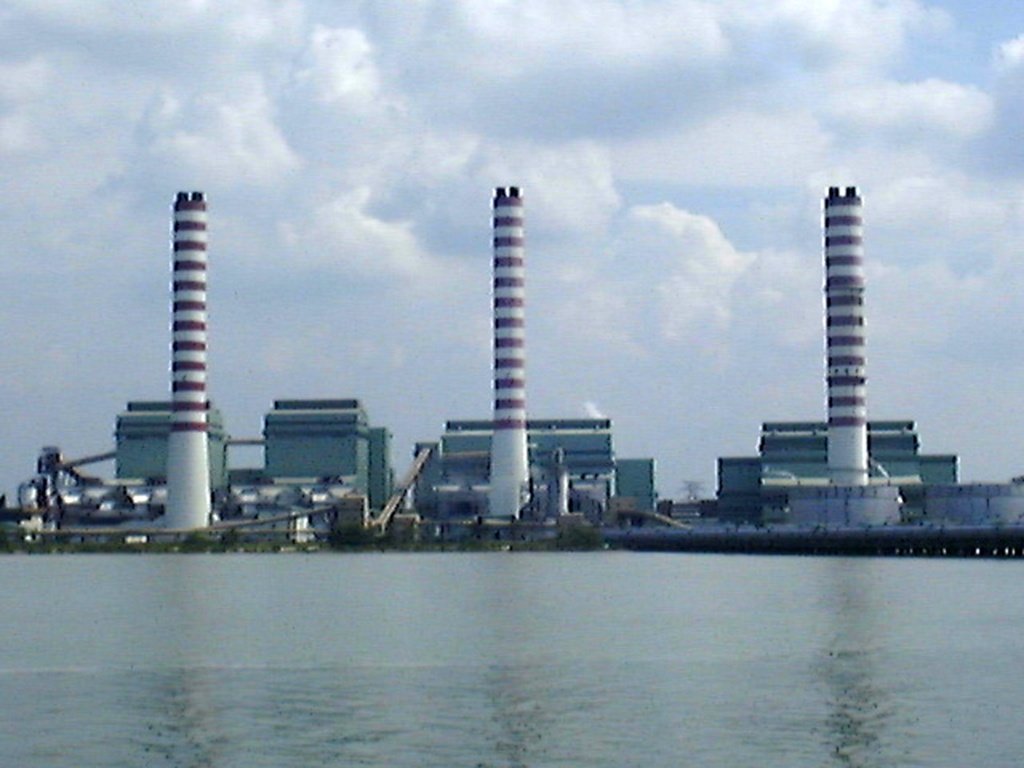 マレーシアのポートクラン火力発電所。一番左が、謝花が携わった三期プロジェクトの発電所だ（写真提供／電源開発株式会社）
