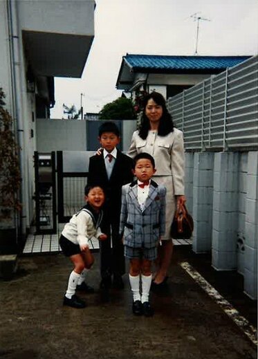 「とにかく子どもたちに頭を使わせる」というお母さまと3兄弟(提供)