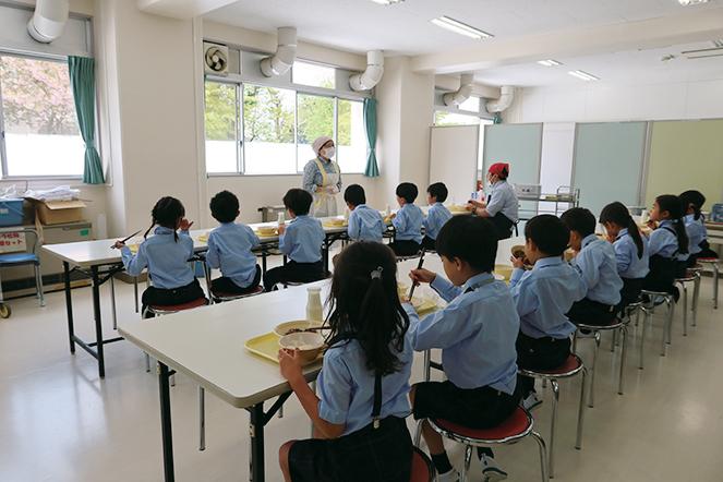 給食は自校式。国際色豊かなメニューも提供する（写真／東京都立立川国際中等教育学校附属小学校提供）