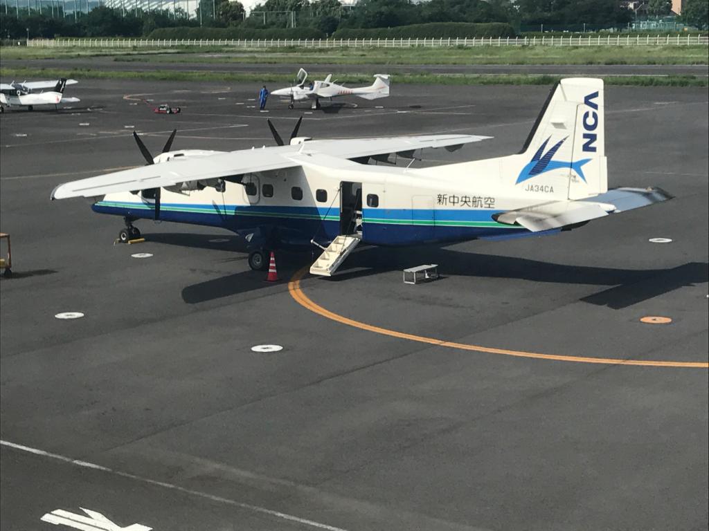 三宅島へは調布飛行場から新日本航空の小型機で。1日3便ほど出ているので、意外とアクセスはいい