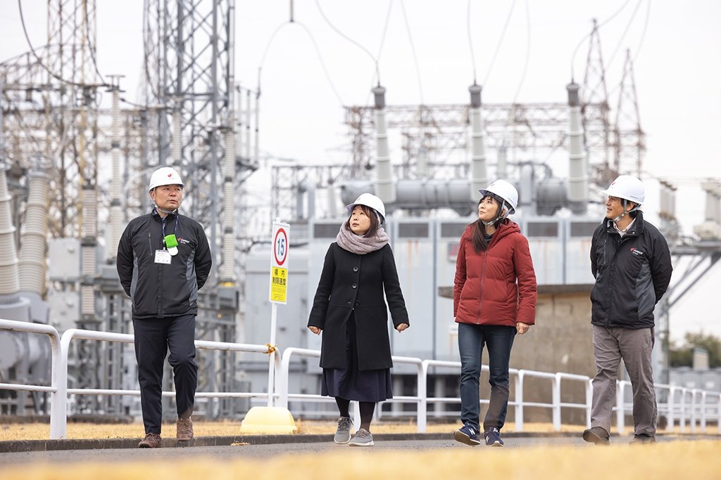 J-POWERグループの変電施設を見て回る教師向けツアー“OG”の2人