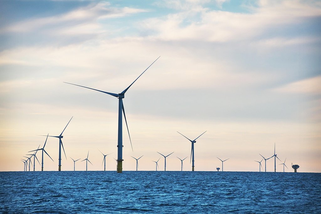 J-POWERが出資する世界最大級（※2）の洋上風力、イギリスのトライトン・ノール風力発電所。総発電容量85.7万kW、合計90基の風車が立ち並ぶ眺めは壮観だ（写真提供／電源開発株式会社）