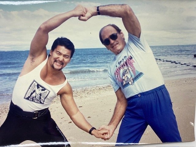 蝶野さんとアメリカの伝説的プロレスラー、鉄人ルー・テーズさん/1989年(提供)