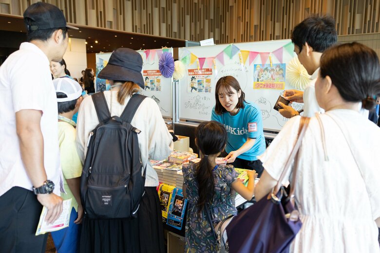 書籍販売コーナーには常に人だかりができており、ご来場の皆さんの教育に対する意識の高さを実感しました!