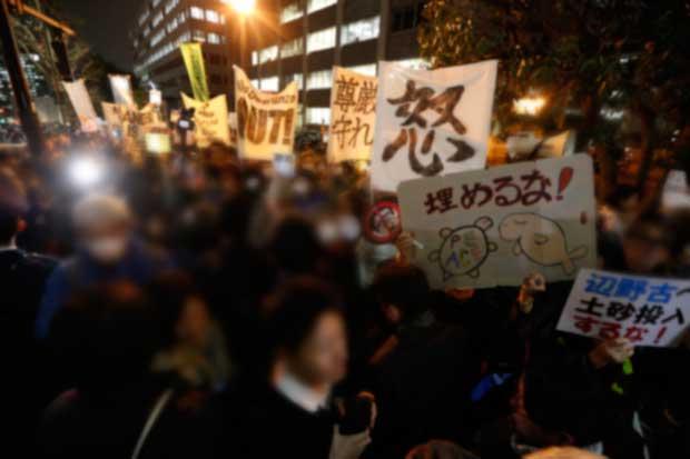 沖縄県の辺野古埋め立てに反対し、抗議の声を上げる人たち　（ｃ）朝日新聞社