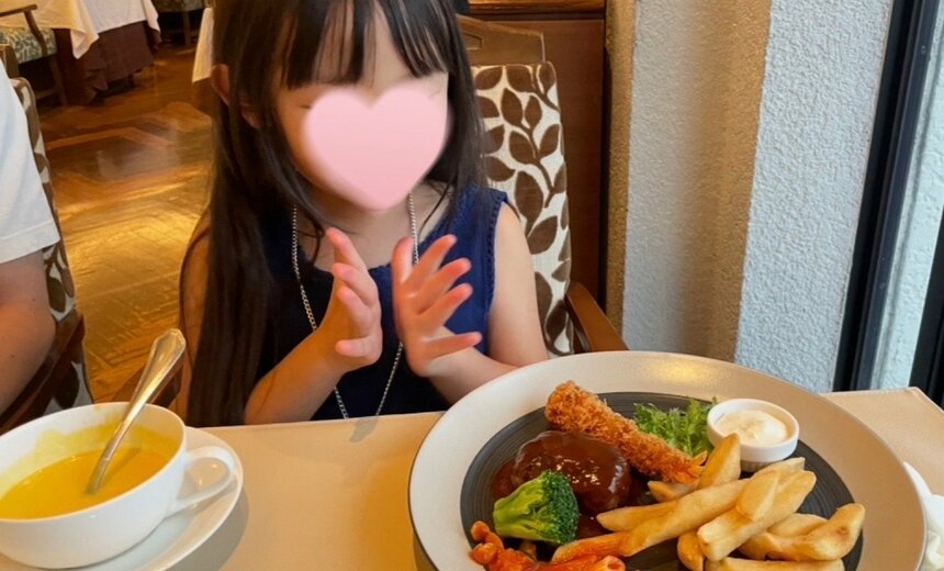 豪華なキッズプレートに大喜びの長女。次女は「パン、おいしいね!」とおかわりしてほおばっていました