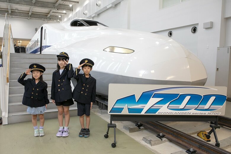 制服を着て敬礼（写真提供／JR東海）
